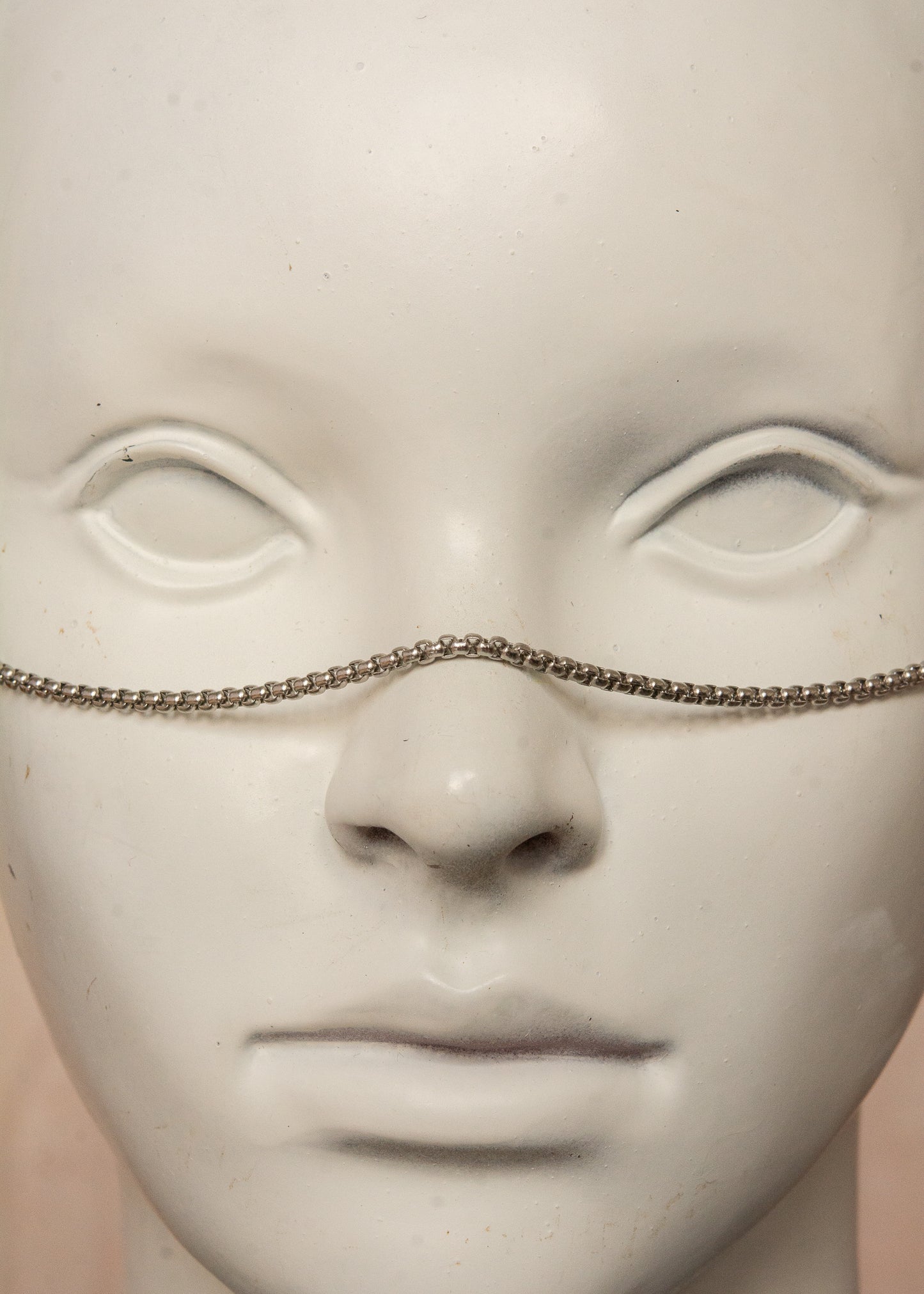 Chaîne de visage minimaliste en acier inoxydable argenté avec cristaux d’agate druzy fumée aux reflets violacés. Bijou facial délicat et mystique, inspiré des teintes du crépuscule, parfait pour festivals, looks ésotériques et événements spéciaux.