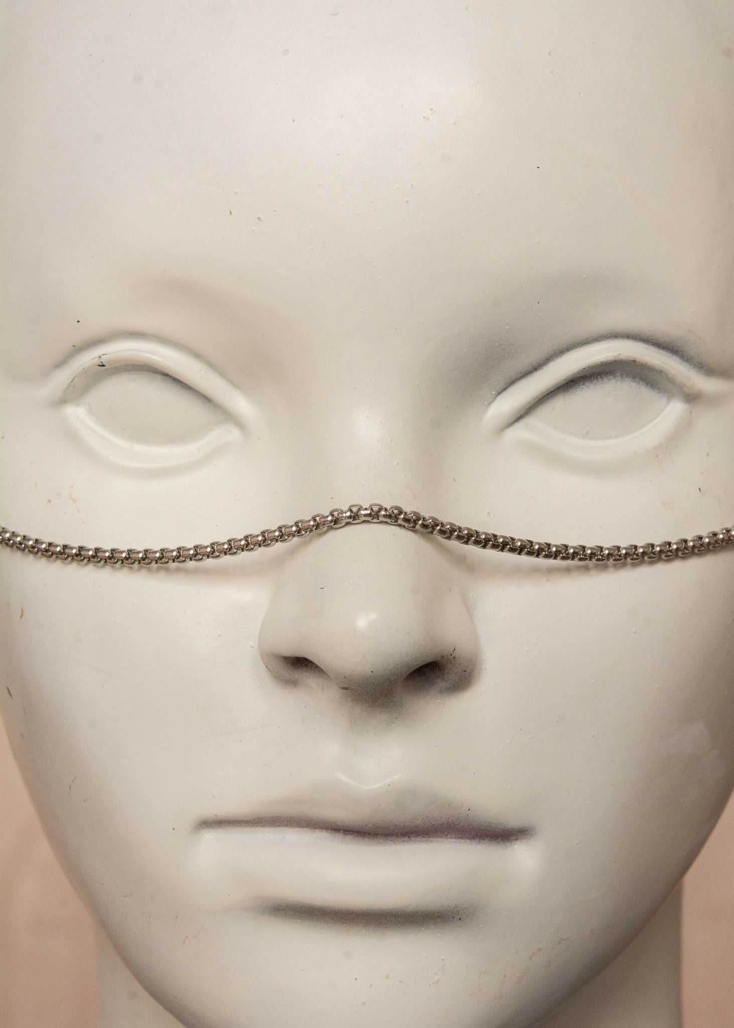 Chaîne de visage minimaliste en acier inoxydable argenté avec cristaux d’agate druzy fumée aux reflets violacés. Bijou facial délicat et mystique, inspiré des teintes du crépuscule, parfait pour festivals, looks ésotériques et événements spéciaux.