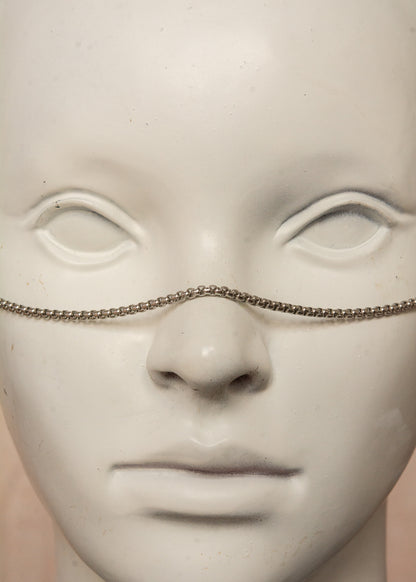 Chaîne de visage minimaliste en acier inoxydable argenté avec cristaux d’agate druzy fumée aux reflets violacés. Bijou facial délicat et mystique, inspiré des teintes du crépuscule, parfait pour festivals, looks ésotériques et événements spéciaux.