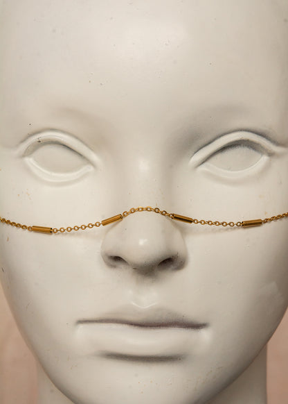 Chaîne de visage unisexe en acier inoxydable doré, design fluide avec croissants de lune et perles de rocaille bleue. Bijou minimaliste et mystique, parfait pour festivals, événements et looks inspirés de l'éclipse solaire et lunaire.