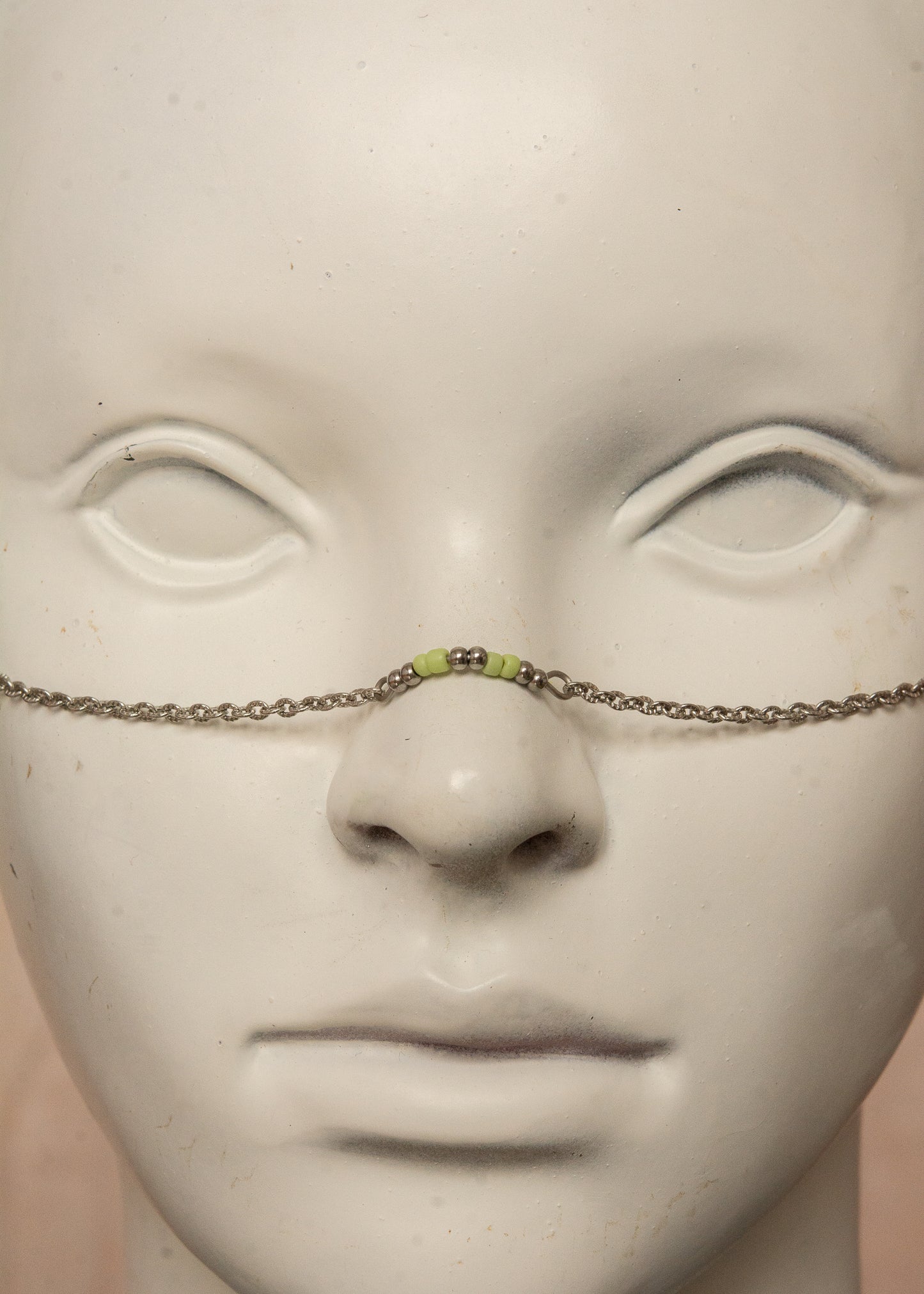 Chaîne de visage légère et minimaliste en acier inoxydable avec perles de verre vertes en gouttes d’eau. Bijou facial original et unisexe, parfait pour les festivals, événements et looks mystiques.