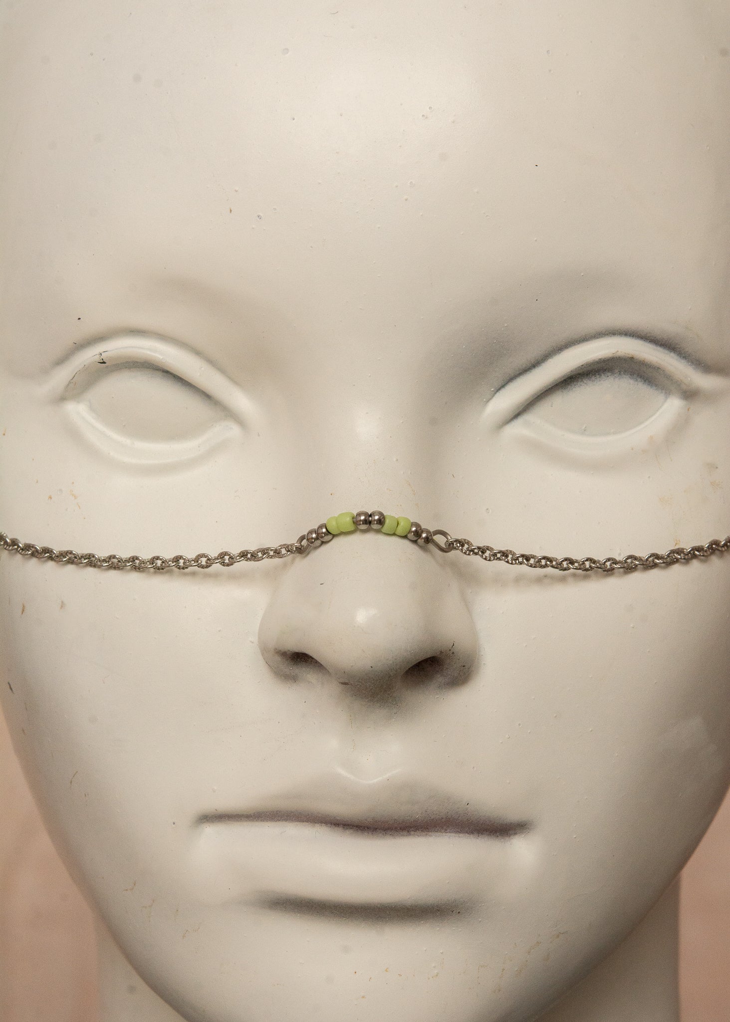 Chaîne de visage légère et minimaliste en acier inoxydable avec perles de verre vertes en gouttes d’eau. Bijou facial original et unisexe, parfait pour les festivals, événements et looks mystiques.