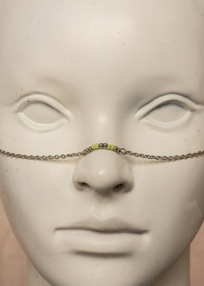 Chaîne de visage légère et minimaliste en acier inoxydable avec perles de verre vertes en gouttes d’eau. Bijou facial original et unisexe, parfait pour les festivals, événements et looks mystiques.