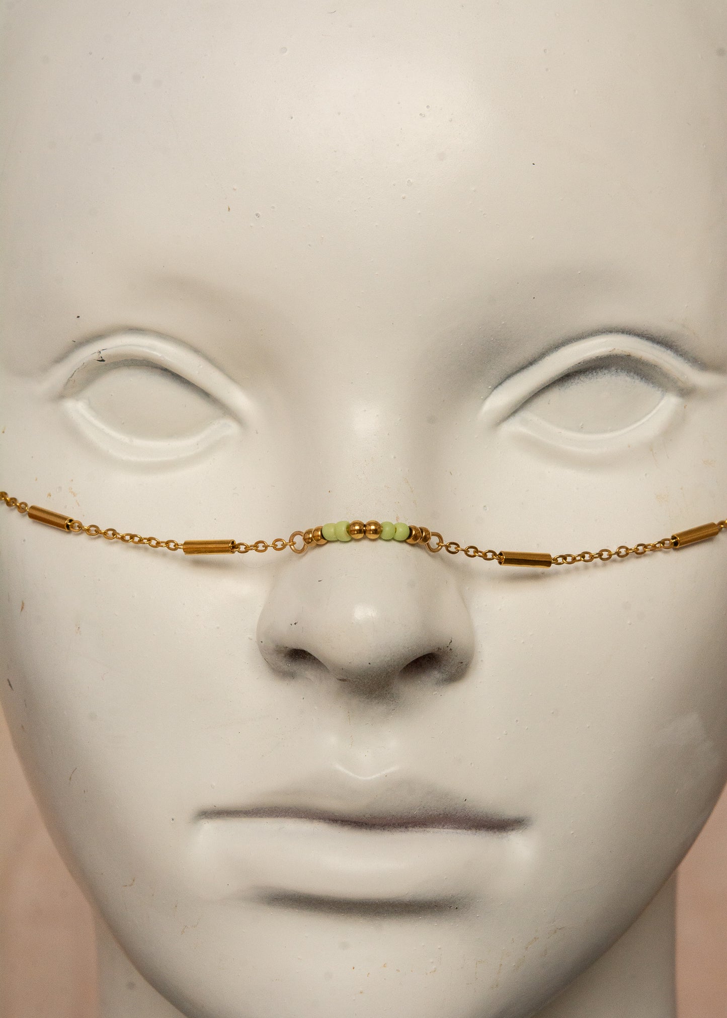 Chaîne de visage en acier inoxydable doré avec pierres d’aventurine verte et perles de rocaille. Bijou facial raffiné, inspiré des trésors égyptiens, idéal pour festivals, costumes et tenues élégantes.