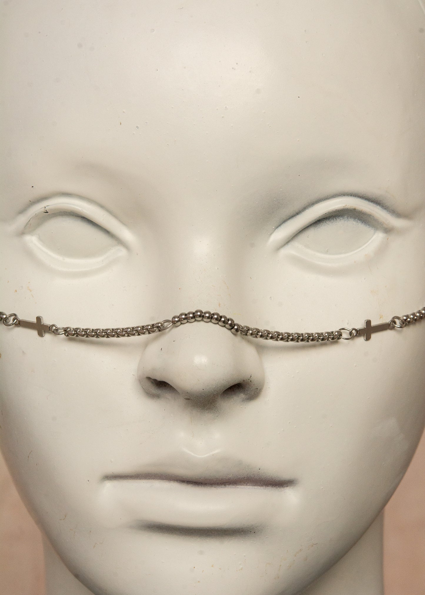 Chaîne de visage unisexe en acier inoxydable avec ornements mystiques en forme de croix et pendentifs rectangulaires. Bijou facial audacieux au style gothique et spirituel, parfait pour festivals, tenues alternatives et événements spéciaux.