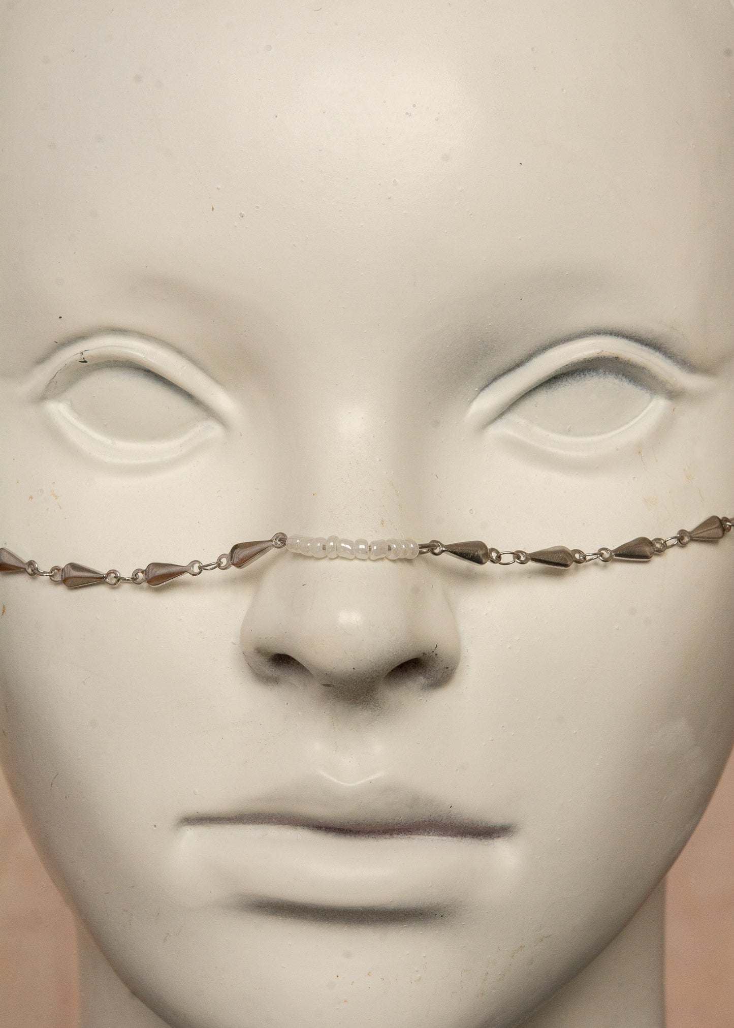 Chaîne de visage unisexe en acier inoxydable avec perles holographiques aux extrémités, bijou facial lumineux pour festival.