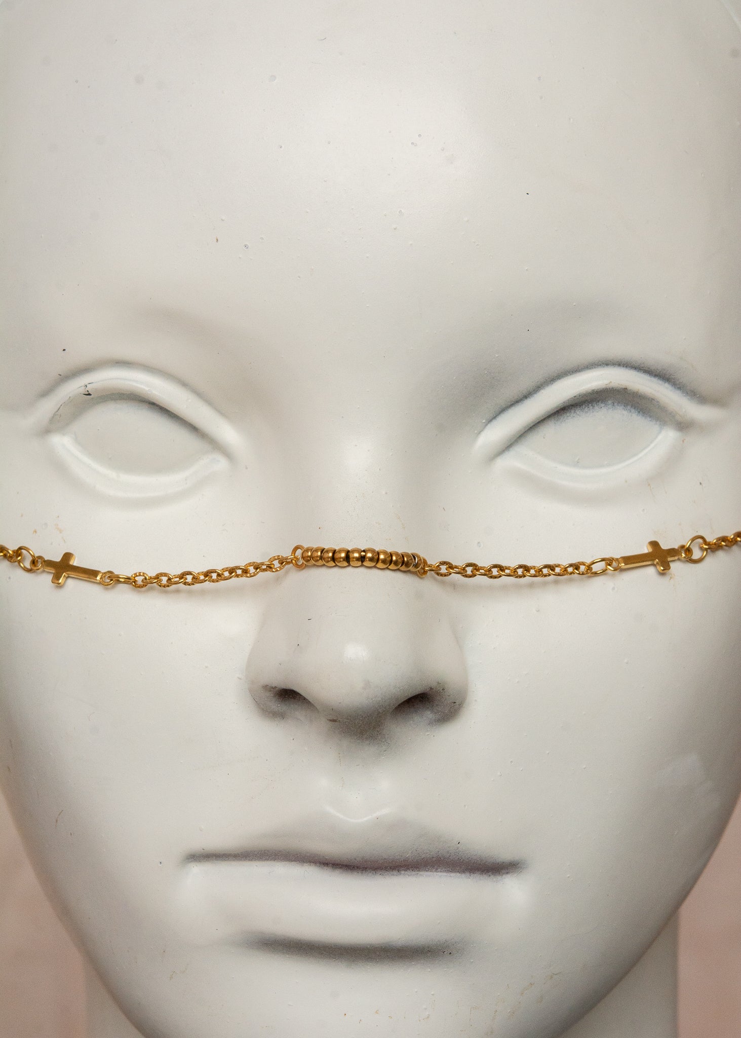 Chaîne de visage mystique en acier inoxydable doré avec petites croix décoratives. Accessoire bohème chic, spirituel et minimaliste, parfait pour festivals, événements et cérémonies.