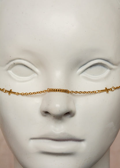 Chaîne de visage mystique en acier inoxydable doré avec petites croix décoratives. Accessoire bohème chic, spirituel et minimaliste, parfait pour festivals, événements et cérémonies.
