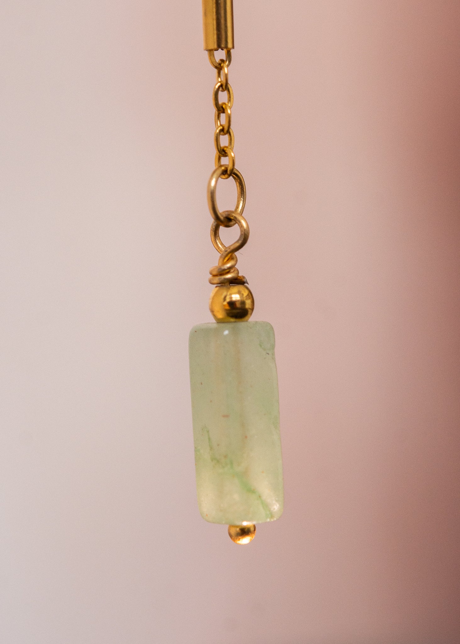 Chaîne de visage en acier inoxydable doré avec pierres d’aventurine verte et perles de rocaille. Bijou facial raffiné, inspiré des trésors égyptiens, idéal pour festivals, costumes et tenues élégantes.