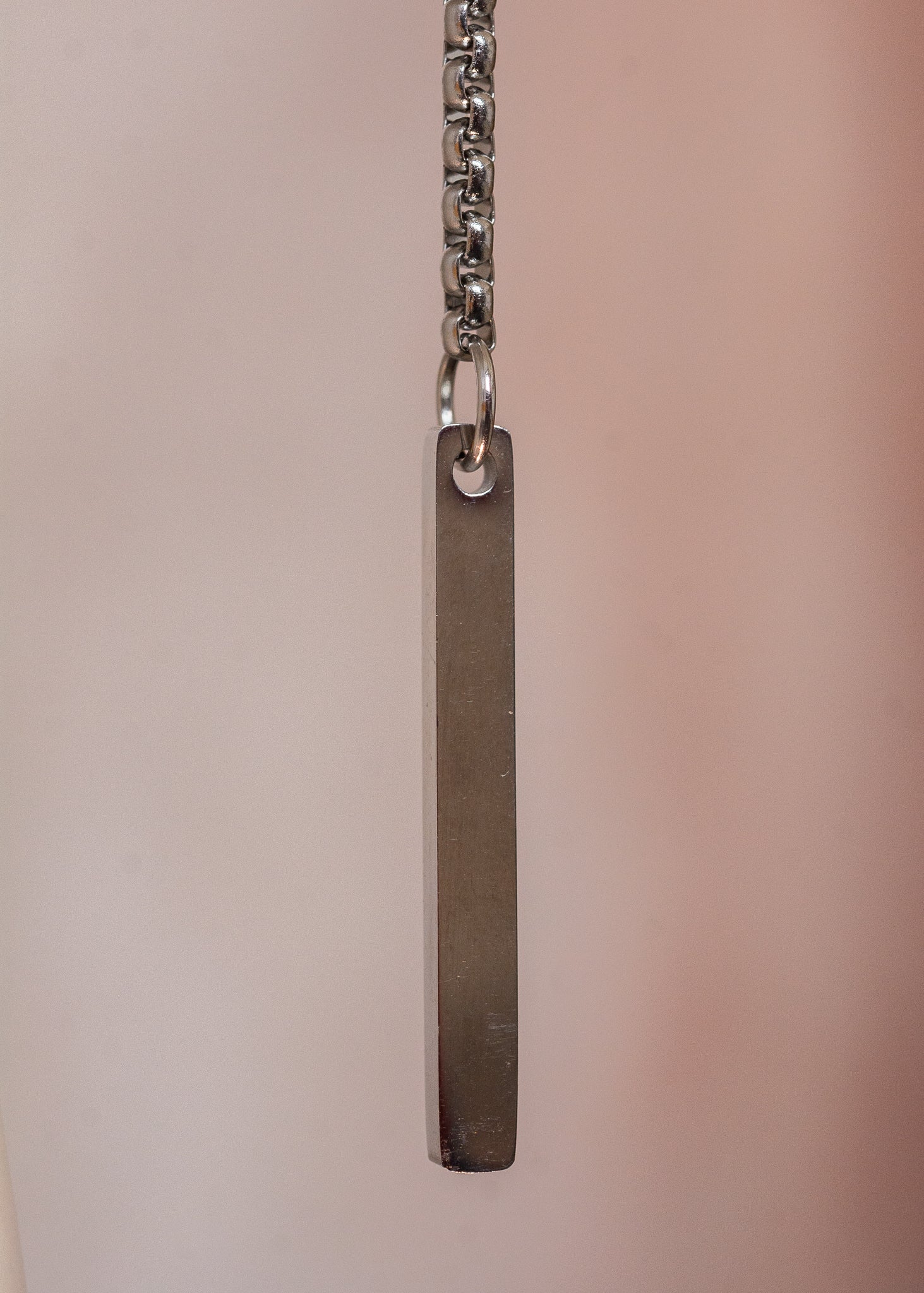 Chaîne de visage unisexe en acier inoxydable avec ornements mystiques en forme de croix et pendentifs rectangulaires. Bijou facial audacieux au style gothique et spirituel, parfait pour festivals, tenues alternatives et événements spéciaux.