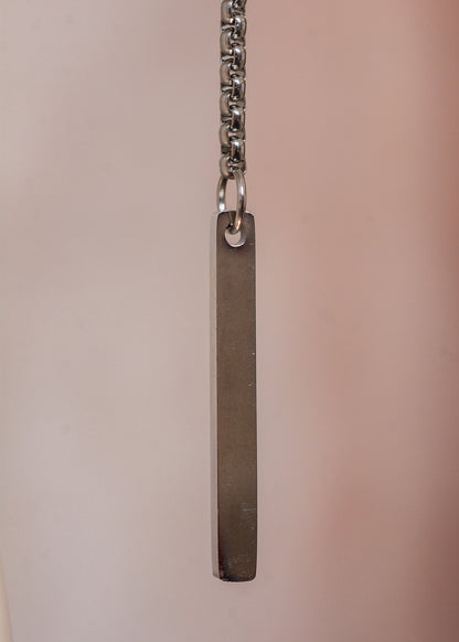 Chaîne de visage unisexe en acier inoxydable avec ornements mystiques en forme de croix et pendentifs rectangulaires. Bijou facial audacieux au style gothique et spirituel, parfait pour festivals, tenues alternatives et événements spéciaux.