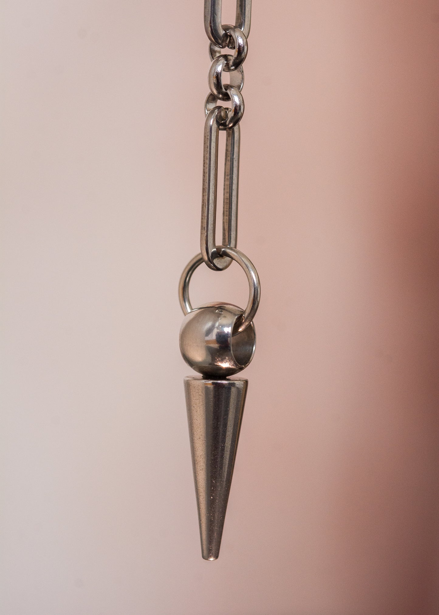 Bijou facial guerrier inspiré des Valkyries nordiques. Chaîne géométrique robuste en acier inoxydable avec bridge adaptable orné de billes métalliques. Accessoire unisexe ajustable idéal pour festivals, événements à thème médiéval ou looks audacieux.