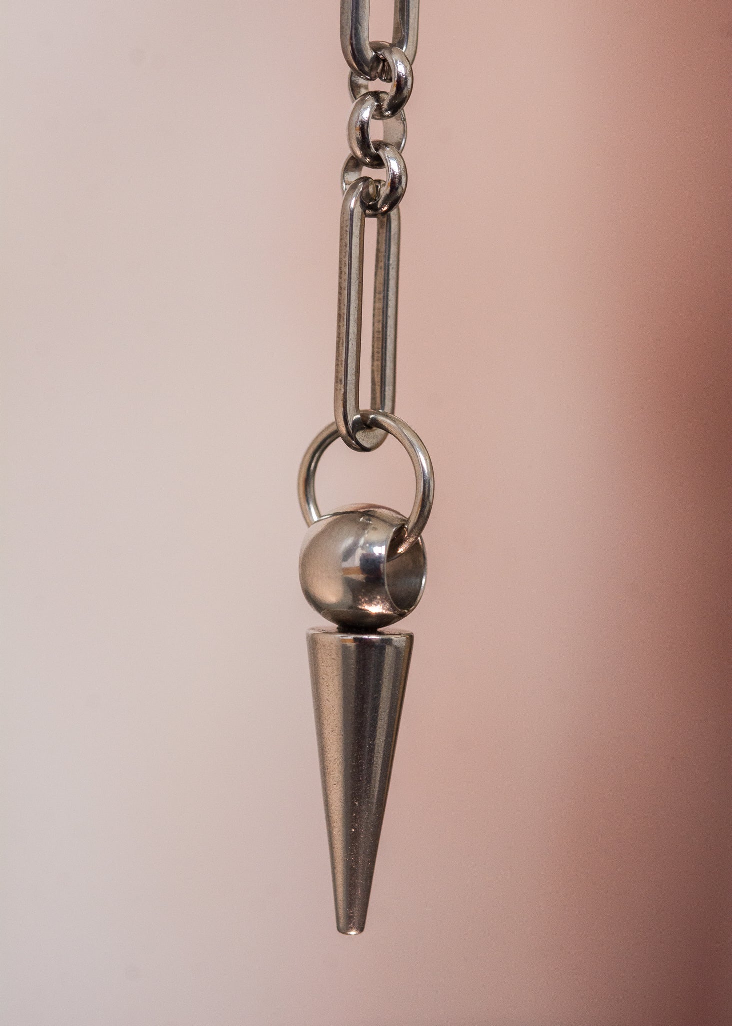 Bijou facial guerrier inspiré des Valkyries nordiques. Chaîne géométrique robuste en acier inoxydable avec bridge adaptable orné de billes métalliques. Accessoire unisexe ajustable idéal pour festivals, événements à thème médiéval ou looks audacieux.