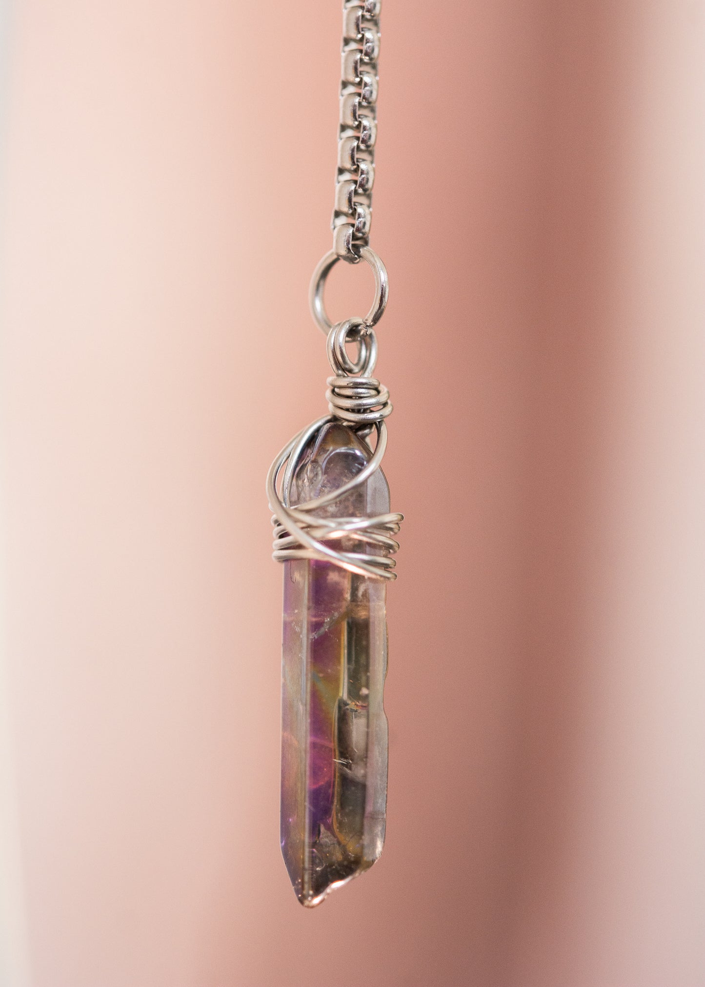 Chaîne de visage minimaliste en acier inoxydable argenté avec cristaux d’agate druzy fumée aux reflets violacés. Bijou facial délicat et mystique, inspiré des teintes du crépuscule, parfait pour festivals, looks ésotériques et événements spéciaux.