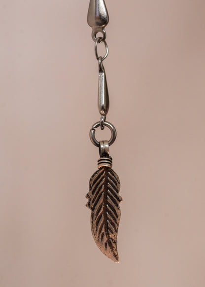 Bijou facial artisanal combinant chaîne serpent réfléchissante et maillons géométriques. Accessoire bohème inspiré de l'Égypte ancienne avec plumes en argent sterling, idéal pour festivals et événements spéciaux.