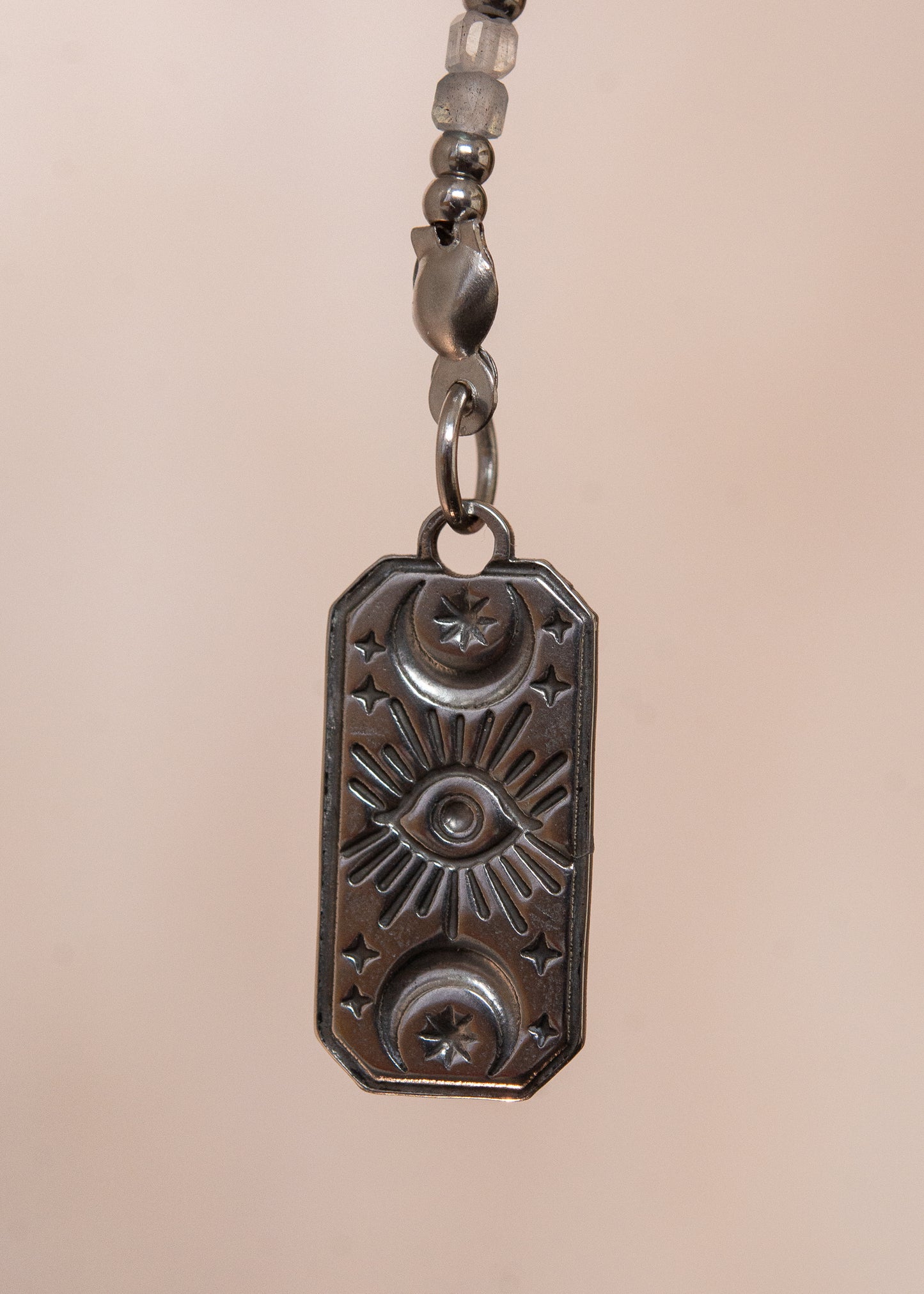 Bijou facial artisanal en labradorite naturelle et acier inoxydable. Accessoire mystique avec breloques œil protecteur. Pièce unique stimulant l'intuition, idéale pour festivals, rituels ou pour apporter une dimension spirituelle au style quotidien.