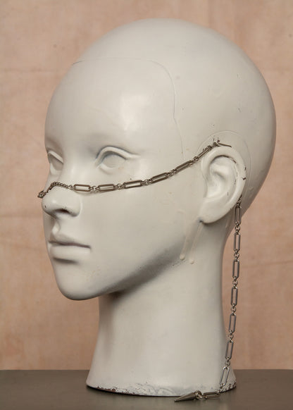 Bijou facial guerrier inspiré des Valkyries nordiques. Chaîne géométrique robuste en acier inoxydable avec bridge adaptable orné de billes métalliques. Accessoire unisexe ajustable idéal pour festivals, événements à thème médiéval ou looks audacieux.