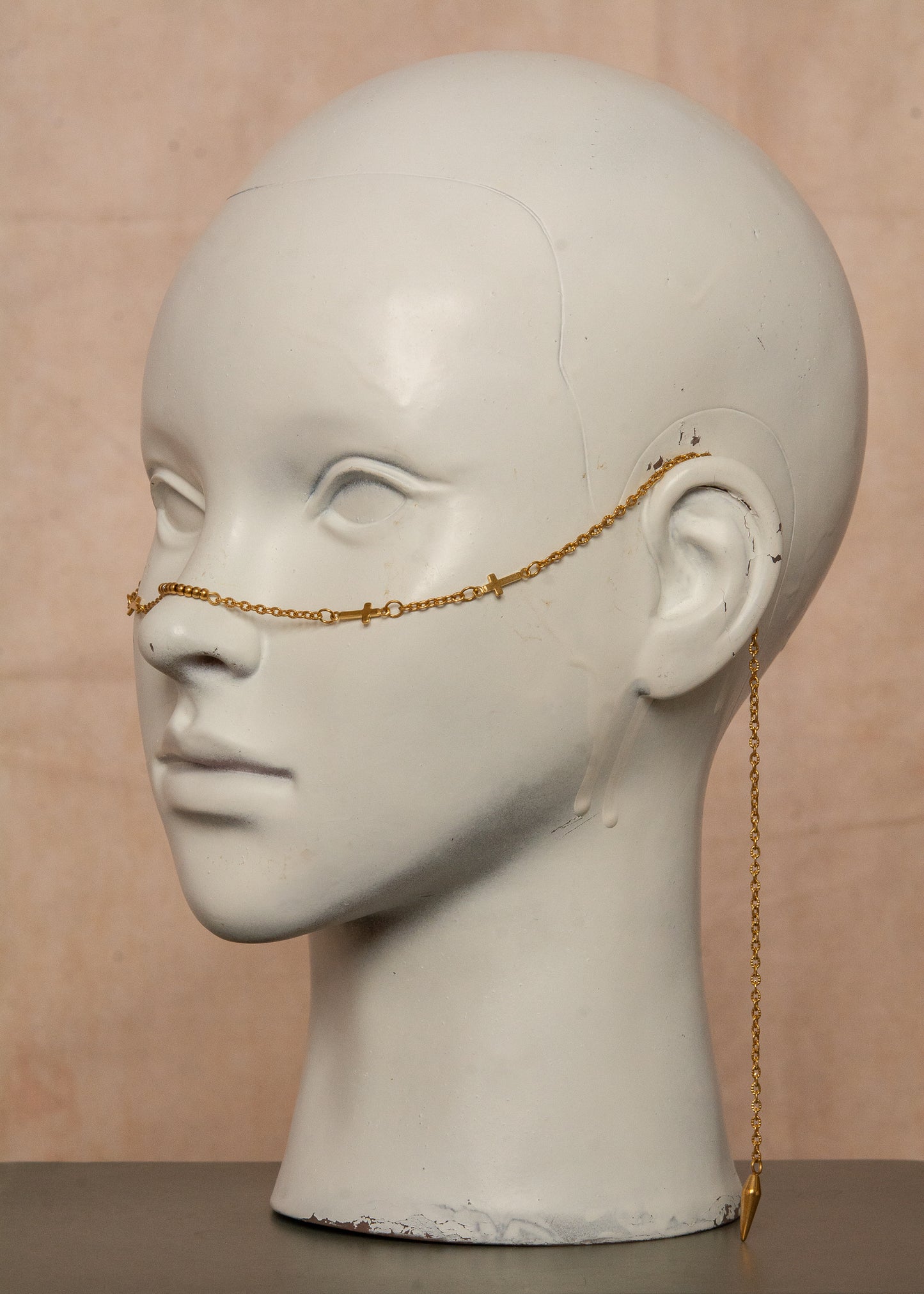 Chaîne de visage mystique en acier inoxydable doré avec petites croix décoratives. Accessoire bohème chic, spirituel et minimaliste, parfait pour festivals, événements et cérémonies.