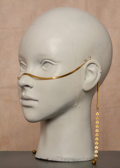 Chaîne de visage dorée unisexe en acier inoxydable avec chaîne serpent et motif coquillage entrelacé. Bijou facial inspiré des légendes marines, parfait pour festivals, événements et looks audacieux.