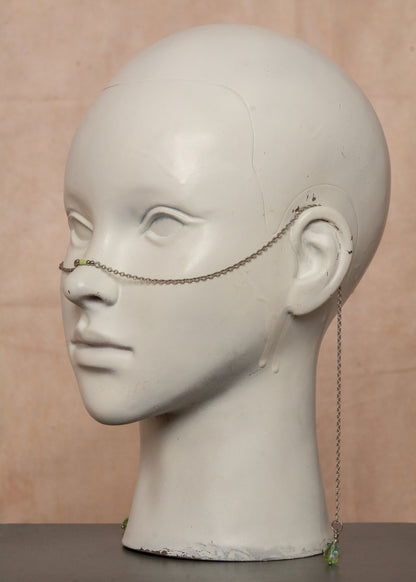 Chaîne de visage légère et minimaliste en acier inoxydable avec perles de verre vertes en gouttes d’eau. Bijou facial original et unisexe, parfait pour les festivals, événements et looks mystiques.