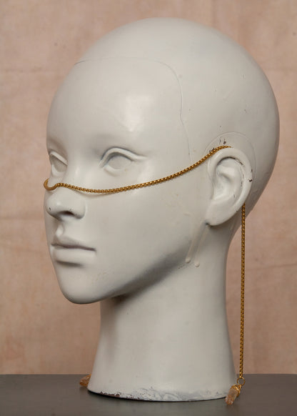 Chaîne de visage minimaliste en acier inoxydable doré avec cristaux d’agate druzy rose pâle. Bijou facial élégant et léger, inspiré des couleurs de l’aurore, parfait pour festivals, tenues bohèmes et occasions spéciales.