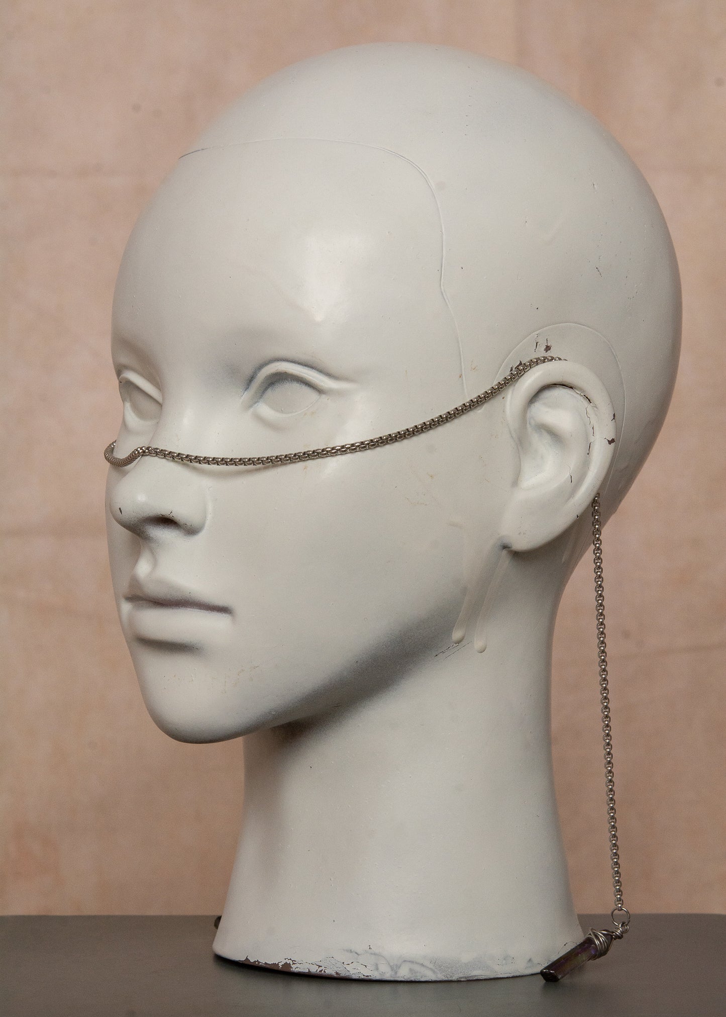 Chaîne de visage minimaliste en acier inoxydable argenté avec cristaux d’agate druzy fumée aux reflets violacés. Bijou facial délicat et mystique, inspiré des teintes du crépuscule, parfait pour festivals, looks ésotériques et événements spéciaux.