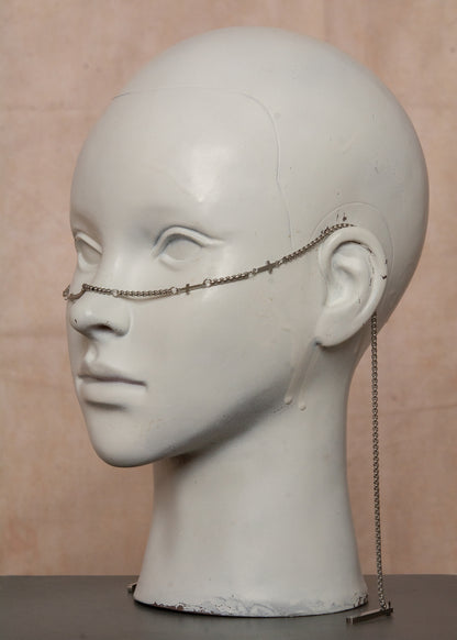 Chaîne de visage unisexe en acier inoxydable avec ornements mystiques en forme de croix et pendentifs rectangulaires. Bijou facial audacieux au style gothique et spirituel, parfait pour festivals, tenues alternatives et événements spéciaux.